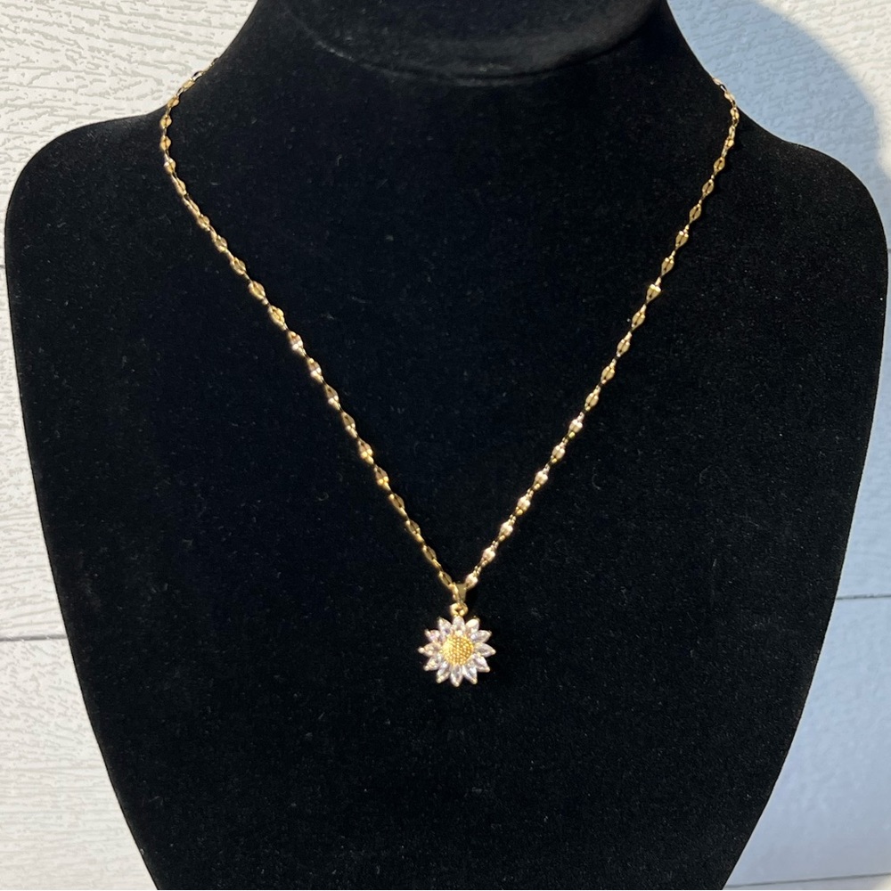 BEAUTIFUL Sunflower Pendant necklace - COMPLIMENTS WILL BE RECEIVED when worn! - Picture 4 of 10